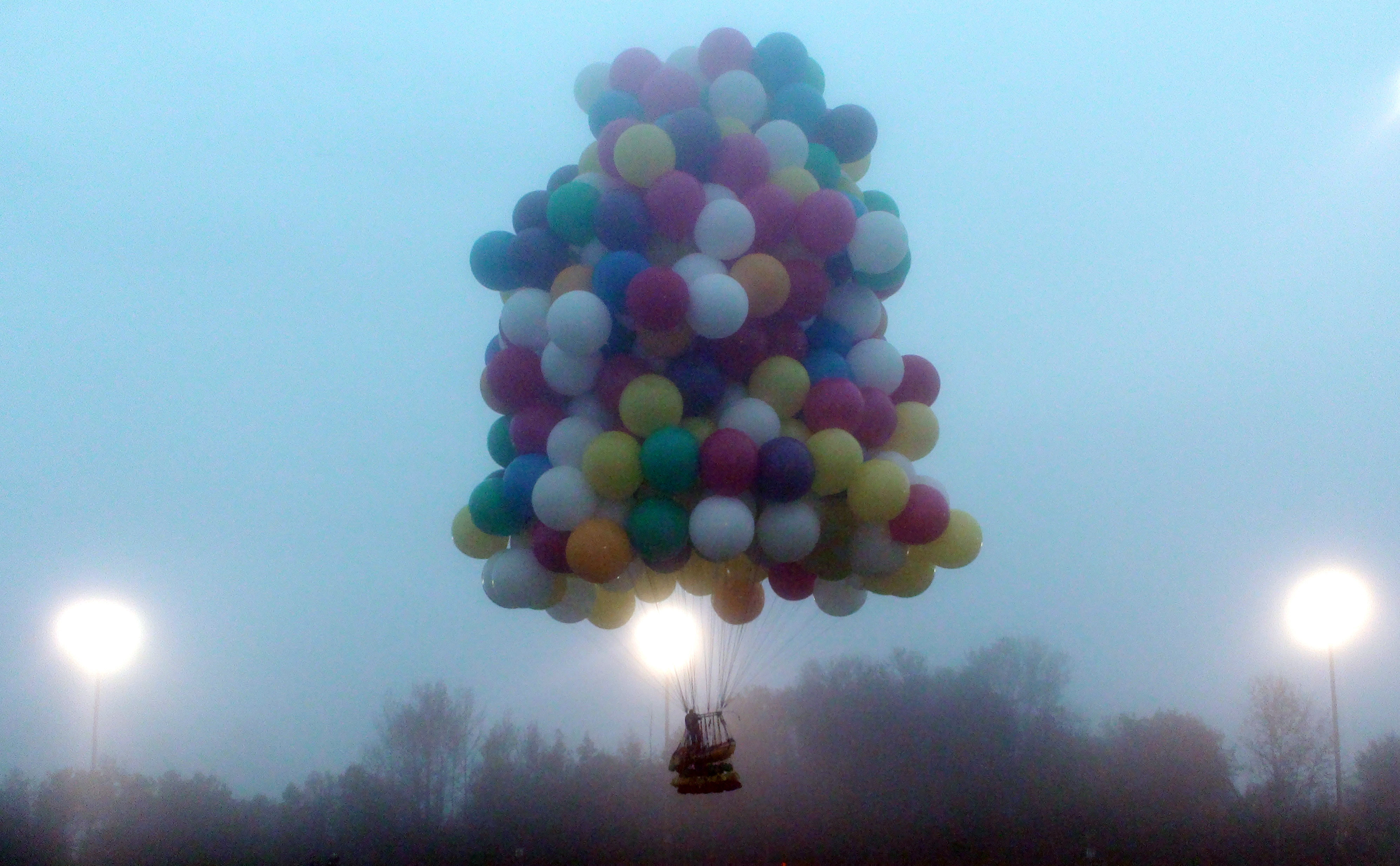 Воздушный шарик наполненный гелием взлетает в воздухе. Джонатан Трапп шарах на воздушных. Воздушные шары. Воздушные шары в небе. Шарики в небе.